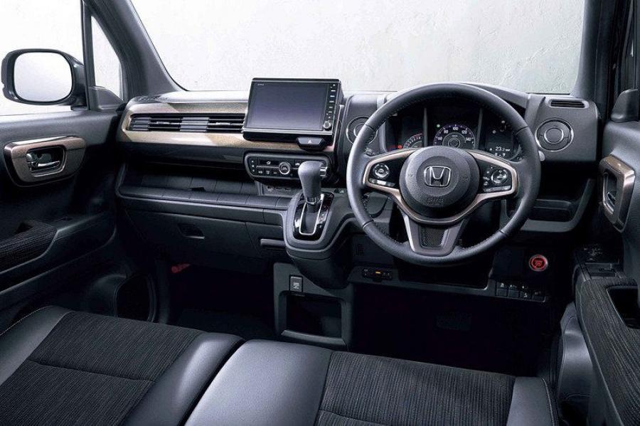 Торпедо Honda N WGN Custom 2019 года  (фото 2 из 24)